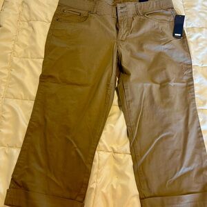 Bandolino Taupe Straight-Leg Women's Capri’s